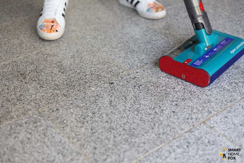 Dyson V15s Detect Submarine: Eingetrockneter Ketchup weggewischt